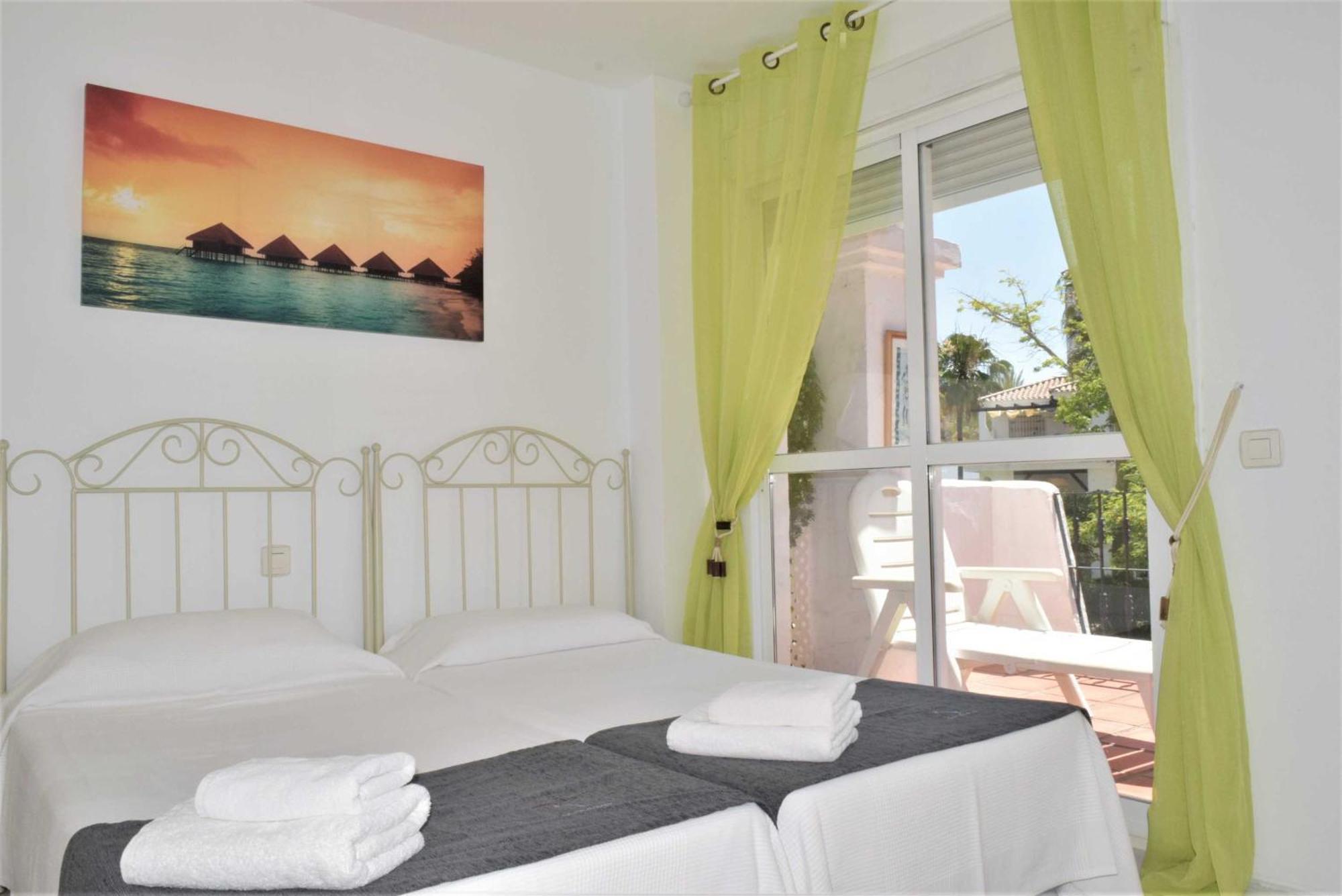 Y Casas Serinamar- Banús,