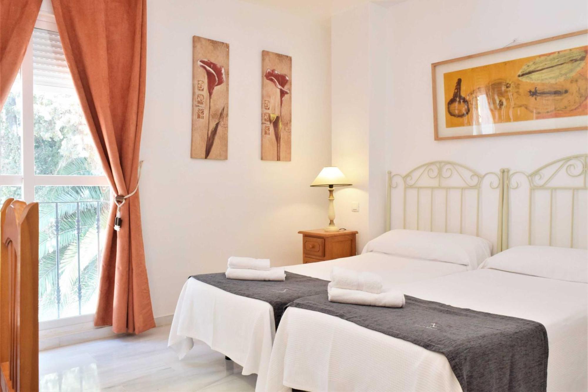 Y Casas Serinamar- Banús, *