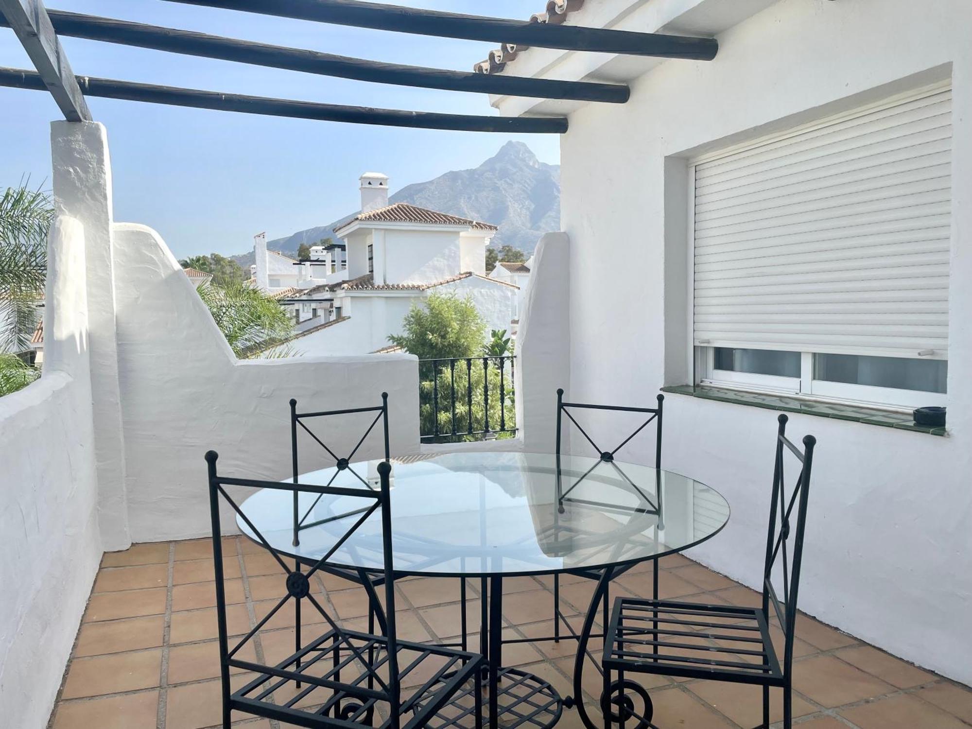 Y Casas Serinamar- Banús, *